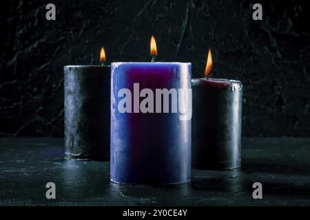 Bougies allumées sur un fond sombre, rituel mystérieux, photographie alimentaire, photographie alimentaire Banque D'Images