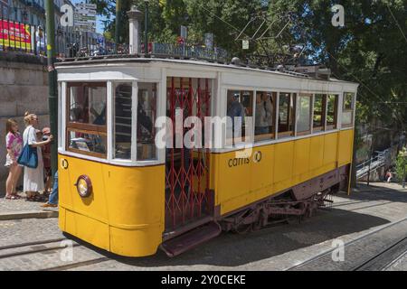 Tramway jaune plein de passagers en été dans un environnement urbain, funiculaire, Ascensor da Gloria, vieille ville, Lisbonne, Lisboa, Portugal, Europe Banque D'Images