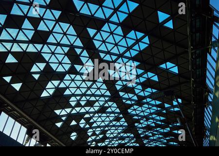 Plafond de verre moderne avec motif triangulaire contre le ciel bleu. Détails contemporains du bâtiment. Architecture abstraite Banque D'Images