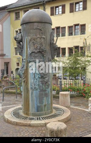 Sculpture Martinssaeule de Juergen Goertz 1984, colonne, fontaine, figures, place du marché, Engen, Hegau, Bade-Wuertemberg, Allemagne, Europe Banque D'Images