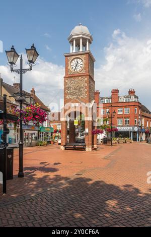 Chesham, Angleterre - 20 août 2024 : la tour de l'horloge dans la High Street, Buckinghamshire Banque D'Images