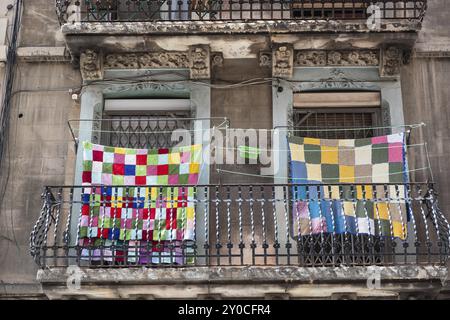 Blanchisserie colorée sur une ligne de lavage dans le quartier Barcelonata de Barcelone, Espagne, Europe Banque D'Images