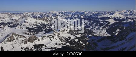 Lac gelé Arnensee et chaînes de montagnes près de Gstaad, Suisse. Vue depuis le glacier des Diablerets Banque D'Images