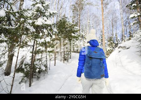 Jolie jeune femme en forêt de sapin d'hiver. Voyages et vacances Banque D'Images