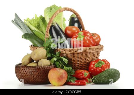 Composition avec variété de légumes frais et panier en osier sur blanc Banque D'Images