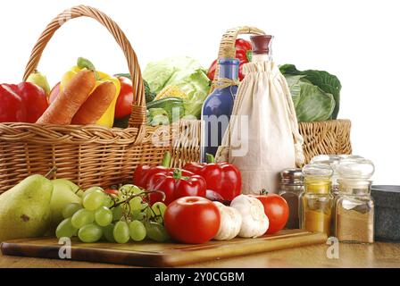 La composition avec des légumes crus et panier en osier Banque D'Images