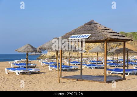 Des parasols de plage en osier bleu et des lits de plage en mer Banque D'Images