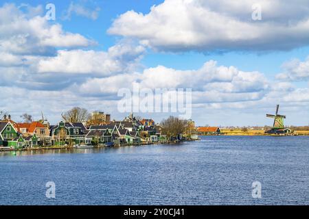 Maisons dans Saandijk néerlandais tradition avec la rivière Zaan et un moulin à vent en bois en Pays-Bas Banque D'Images