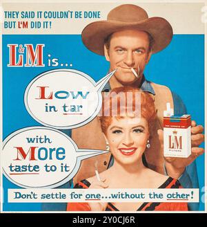 Gunsmoke (Liggett & Myers Tobacco Co., 1950s) affiche publicitaire de l&M cigarettes - Western style feat James Arness et Amanda Blake Banque D'Images