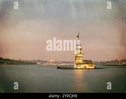 Photo vintage panoramique de Maiden's Tower (Kiz Kulesi) la nuit. Istanbul, Turquie, Asie Banque D'Images