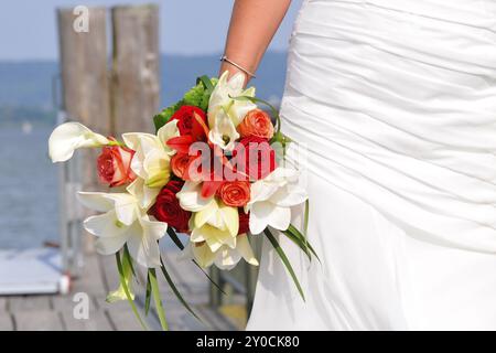 Mariée en blanc avec mariée bouquet.bride avec bouquet de mariée sur une jetée Banque D'Images