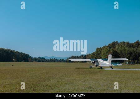 Avion pour les plongeurs de ciel est assis sur un terrain d'aviation d'herbe dans la région de Bela Krajina, en attendant les prochaines tâches de transport de parachutistes sur un prochain saut. Banque D'Images