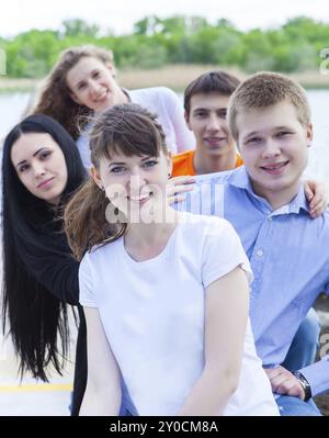 Groupe d'adolescents smiling standing outdoors. Concept d'amitié Banque D'Images