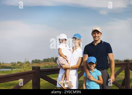 Portrait d'une jeune famille heureuse dans le golf country club Banque D'Images