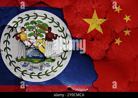 Drapeaux du Belize et de la Chine peints sur un mur fissuré Banque D'Images