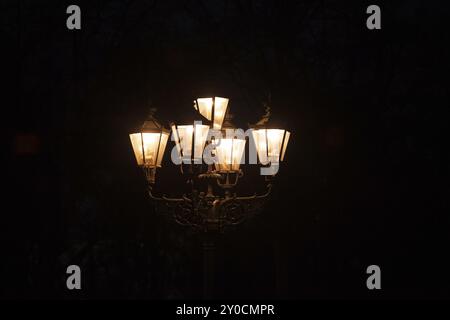 Un vieux lampadaire la nuit Banque D'Images