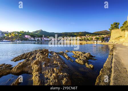 Baie de Collioure avec rochers et plage le matin à Occitanie en France Banque D'Images