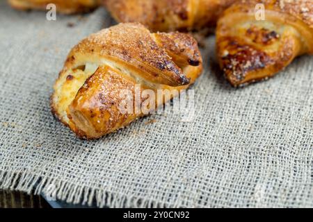 Bagels faits de pâte au fromage cottage farcis avec du fromage cottage et des raisins secs, délicieuses pâtisseries faites maison avec des produits laitiers Banque D'Images