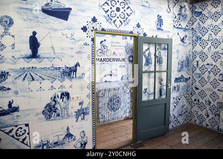Enkhuizen, pays-Bas, juin 2022.un intérieur fait de papier peint bleu Delft dans le musée en plein air d'Enkhuizen. Mise au point sélective Banque D'Images