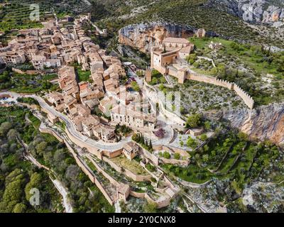 Un village médiéval avec une forteresse et des toits de tuiles, niché dans un paysage verdoyant et montagneux, vue aérienne, collégiale sur la colline, Colegiat Banque D'Images