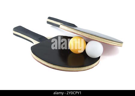 Isolées sur fond blanc sont deux pagaies de ping-pong et une balle de ping-pong, avec une surface de raquette apparaissant en rouge et l'autre en noir Banque D'Images