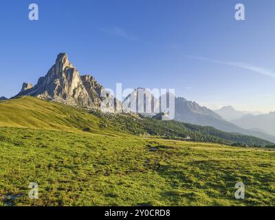 RA Gusela au lever du soleil, ciel bleu, Passo di Giau, Dolomites, Belluno, Italie, Europe Banque D'Images