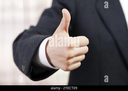 Les hommes d'affaires part gesturing thumb up succès sign Banque D'Images