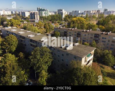 La zone de couchage de Zelenograd avec des maisons anciennes et nouvelles Banque D'Images