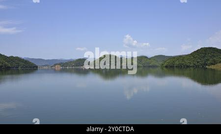 Matin au lac Begnas, lac près de Pokhara, Népal. Collines sur le rivage couvertes de forêts verdoyantes Banque D'Images