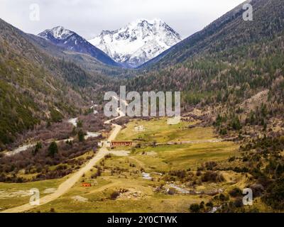 Paysage de montagne de neige et de forêt dans le Sichuan, Chine, Asie Banque D'Images