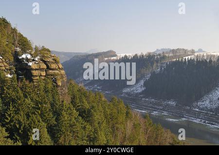 Vue sur la Schrammsteine et vers le Zirkelstein, dans les montagnes de grès de l'Elbe, Suisse saxonne Banque D'Images