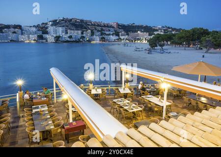 Plage de Santa Ponsa, terrasses illuminées, Calvia, Majorque, Îles Baléares, Espagne, Europe Banque D'Images