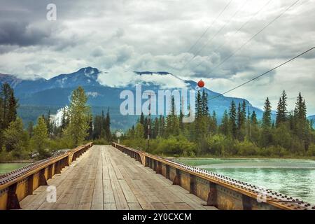 Pont sur la rivière Kicking Horse à Golden en Colombie-Britannique, Canada Banque D'Images