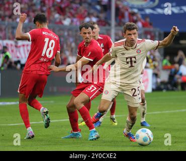 Munich, Allemagne. 1er septembre 2024. Thomas Mueller (à droite) du Bayern Munich fait une percée lors du match de football de première division allemande de la Bundesliga entre le Bayern Munich et le SC Freiburg à Munich, en Allemagne, le 1er septembre 2024. Crédit : Philippe Ruiz/Xinhua/Alamy Live News Banque D'Images