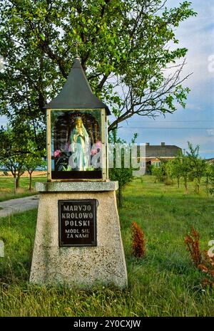 Statue de la Vierge Marie au sanctuaire au bord de la route dans le village de Molomotki, région de Podlasie, Pologne Banque D'Images