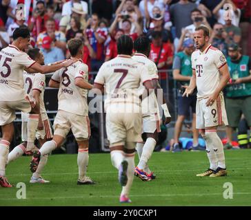 Munich, Allemagne. 1er septembre 2024. Harry Kane (à droite) du Bayern Munich célèbre avec ses coéquipiers après avoir marqué lors du match de football de première division allemande Bundesliga entre le Bayern Munich et le SC Freiburg à Munich, Allemagne, le 1er septembre 2024. Crédit : Philippe Ruiz/Xinhua/Alamy Live News Banque D'Images