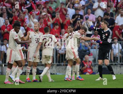 Munich, Allemagne. 1er septembre 2024. Thomas Mueller (R2) du Bayern Munich célèbre avec ses coéquipiers après avoir marqué lors du match de football de première division allemande Bundesliga entre le Bayern Munich et le SC Freiburg à Munich, Allemagne, le 1er septembre 2024. Crédit : Philippe Ruiz/Xinhua/Alamy Live News Banque D'Images