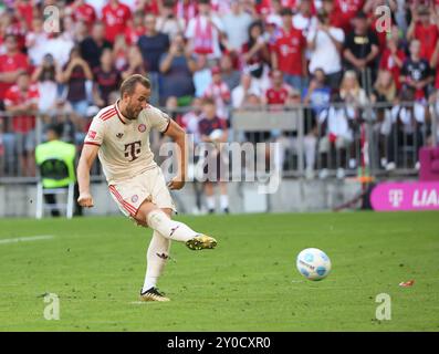 Munich, Allemagne. 1er septembre 2024. Harry Kane du Bayern Munich prend un penalty pour marquer lors du match de football de première division allemande de Bundesliga entre le Bayern Munich et le SC Freiburg à Munich, Allemagne, le 1er septembre 2024. Crédit : Philippe Ruiz/Xinhua/Alamy Live News Banque D'Images