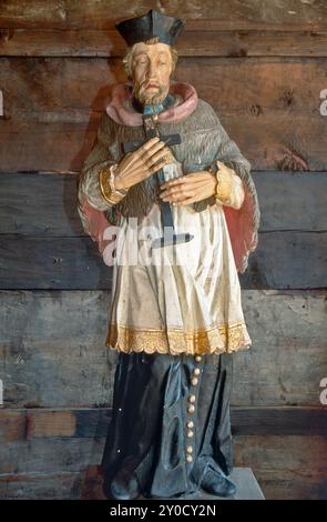 Statue de Saint Jean de Nepomuk, église Sainte-Catherine, 1613, église en bois déplacée du village de Gręboszowo au musée en plein air d'Opole, haute-Silésie Pologne Banque D'Images