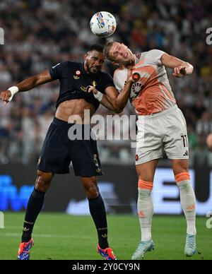 Turin, Italie. 1er septembre 2024. Bremer de la Juventus affronte Artem Dovbyk de Roma lors d'un match de Serie A entre la Juventus et Roma à Turin, Italie, le 1er septembre 2024. Crédit : Federico Tardito/Xinhua/Alamy Live News Banque D'Images