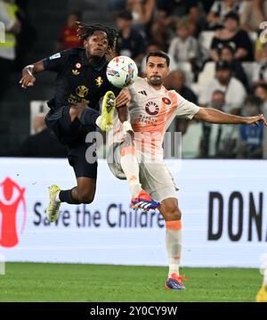 Turin, Italie. 1er septembre 2024. Mbangula de la Juventus affronte Mehmet Celik de Roma lors d'un match de Serie A entre la Juventus et Roma à Turin, Italie, le 1er septembre 2024. Crédit : Federico Tardito/Xinhua/Alamy Live News Banque D'Images