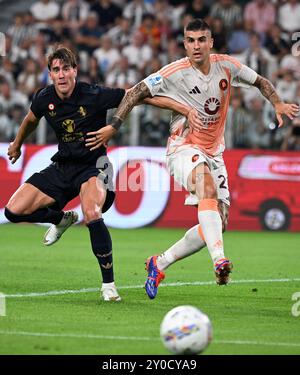 Turin, Italie. 1er septembre 2024. Dusan Vlahovic de la Juventus affronte Gianluca Mancini de Rome lors d'un match de Serie A entre la Juventus et Roma à Turin, Italie, le 1er septembre 2024. Crédit : Federico Tardito/Xinhua/Alamy Live News Banque D'Images