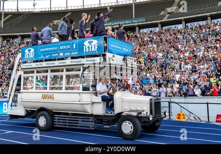 Berlin, Allemagne. 01 Sep, 2024. Athlétisme : Réunion, ISTAF, décision, stade Olympique. Les participants accueillent les spectateurs depuis un bus. Crédit : Andreas Gora/dpa/Alamy Live News Banque D'Images