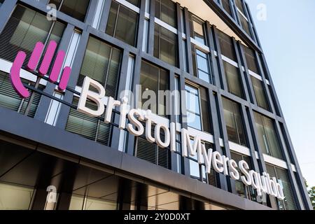 Munich, Allemagne. 29 août 2024. Le logo de la société pharmaceutique Bristol-Myers Squibb, (BMS) est visible sur la façade du siège de la société à Munich le 29 août 2024 à Munich (Bavière). La société biopharmaceutique mondiale est engagée dans la recherche, le développement et la préparation de médicaments innovants pour les patients atteints de maladies graves. Crédit : Matthias Balk/dpa/Alamy Live News Banque D'Images