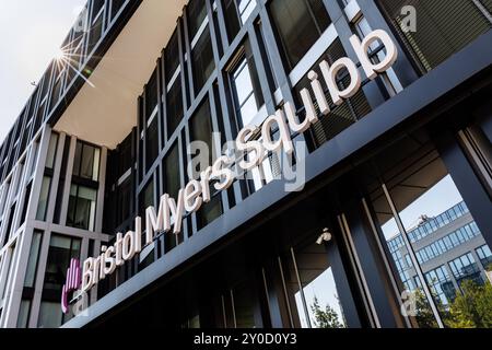 Munich, Allemagne. 29 août 2024. Le logo de la société pharmaceutique Bristol-Myers Squibb, (BMS) est visible sur la façade du siège de la société à Munich le 29 août 2024 à Munich (Bavière). La société biopharmaceutique mondiale est engagée dans la recherche, le développement et la préparation de médicaments innovants pour les patients atteints de maladies graves. Crédit : Matthias Balk/dpa/Alamy Live News Banque D'Images