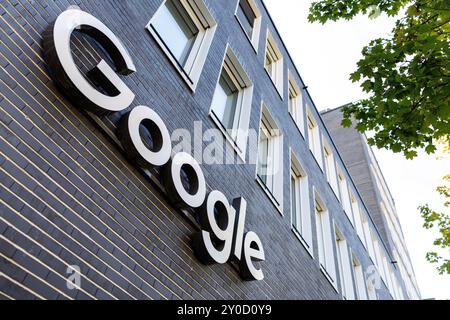 Munich, Allemagne. 29 août 2024. Le logo Google est visible sur la façade devant le siège de la société à Munich le 29 août 2024 à Munich (Bavière). Le centre de développement de la société est situé à Arnulfpark. Crédit : Matthias Balk/dpa/Alamy Live News Banque D'Images