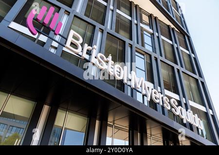 Munich, Allemagne. 29 août 2024. Le logo de la société pharmaceutique Bristol-Myers Squibb, (BMS) est visible sur la façade du siège de la société à Munich le 29 août 2024 à Munich (Bavière). La société biopharmaceutique mondiale est engagée dans la recherche, le développement et la préparation de médicaments innovants pour les patients atteints de maladies graves. Crédit : Matthias Balk/dpa/Alamy Live News Banque D'Images