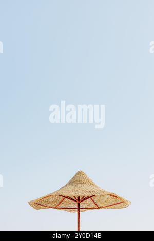 Vue sur un parasol en bois ou une cabane en chaume depuis le bas, avec une vue magnifique sur le ciel bleu ciel nuageux sur la plage tropicale de l'Égypte.Holida d'été ou d'hiver Banque D'Images