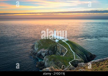 Phare de South Stack sur Holy Island au pays de Galles au coucher du soleil Banque D'Images