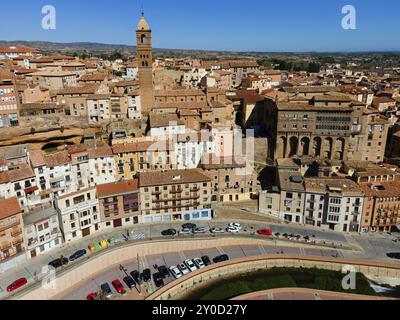 Vue aérienne d'une ville historique avec une tour frappante et de nombreux toits de tuiles, vue aérienne, église, Iglesia de Santa Maria Magdalena, palais épiscopal, Pal Banque D'Images